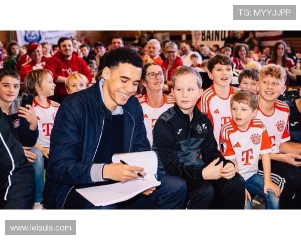 拜仁球迷客场高歌，庆祝球队半程冠军