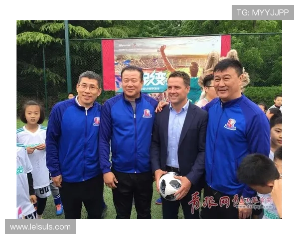 欧冠慈善活动报道：球员参与社区服务项目